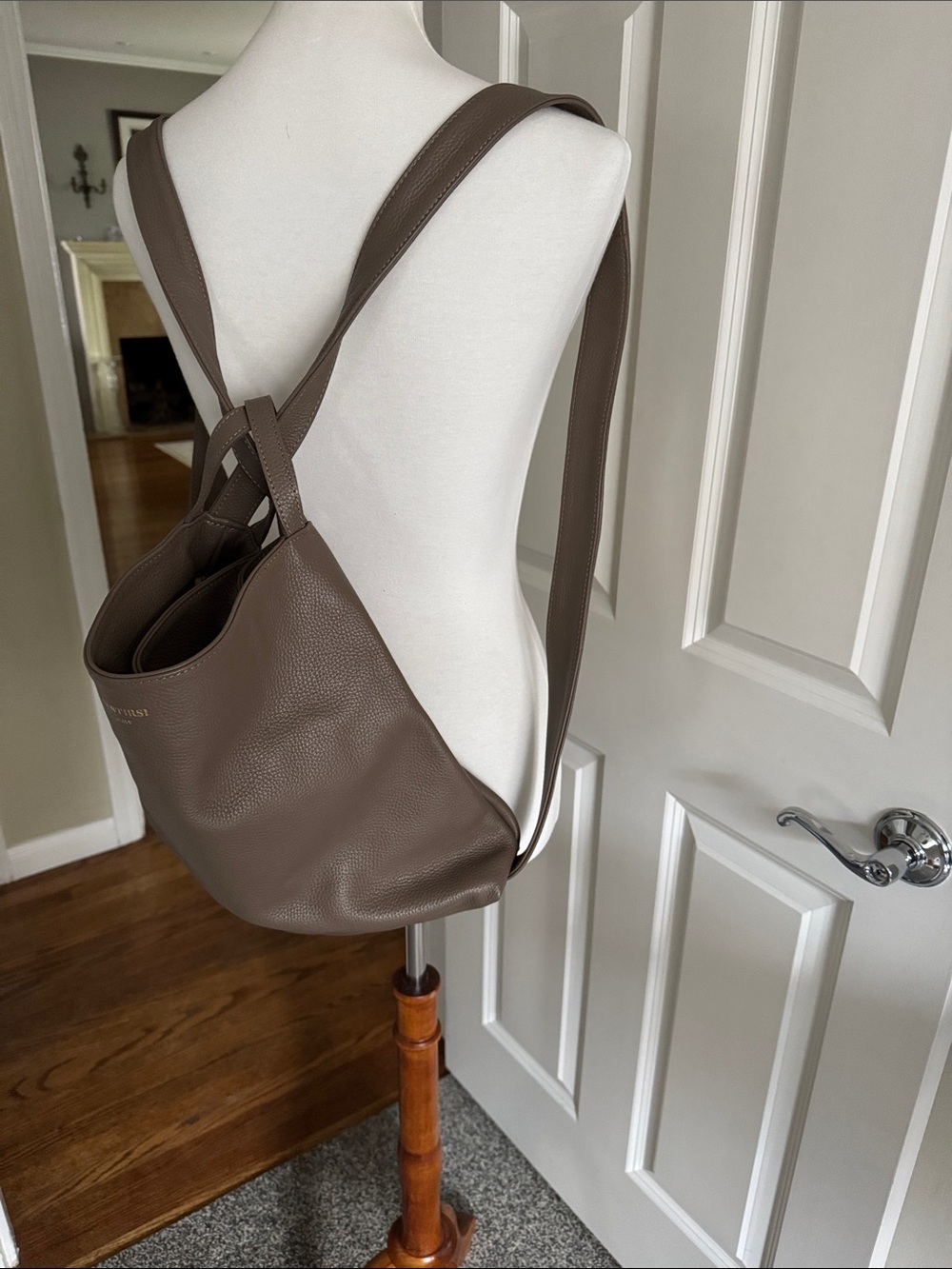 Italy Woman TAUPE Leather Tote/converts backpack Never Used - Picture 5 of 6
